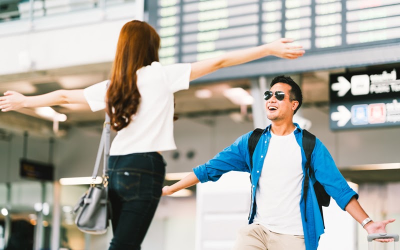 đón người nhà tại sân bay